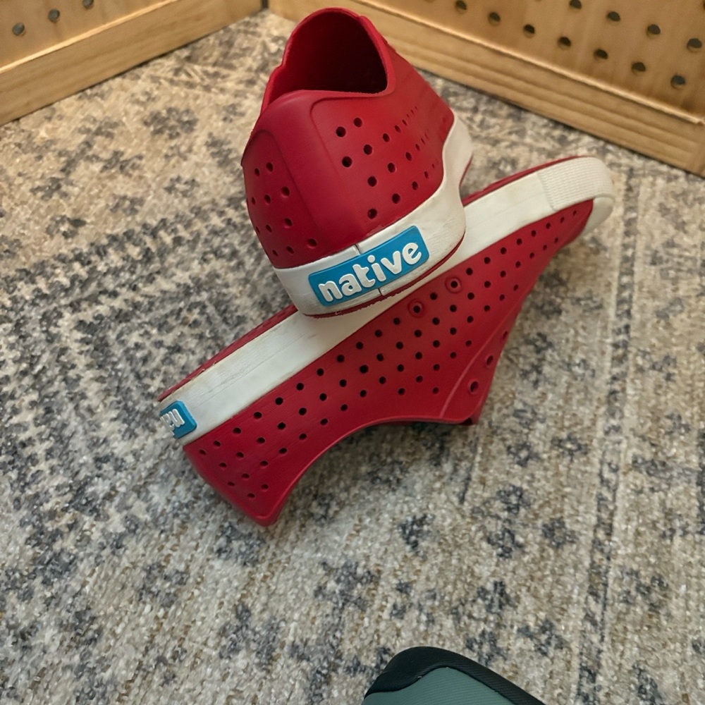 Native women’s Red‎ and White Water Shoes